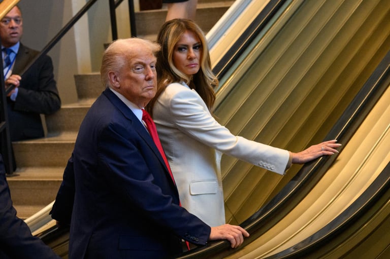 Atribuyen fallo de escalera mecánica que afectó a Trump a un camarógrafo de su equipo