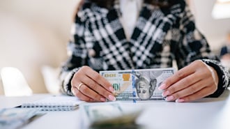 En los últimos siete días, el dólar estadounidense acumula una disminución 0,59%; sin embargo en el último año acumula aún una subida del 3,12%.