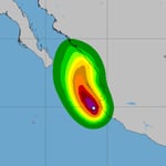 Aunque inicialmente se preveía que Simón ingresara a tierra este día en Jalisco, el pronóstico cambió durante la jornada, y las autoridades meteorológicas prevén ahora un posible impacto hasta el jueves en Sinaloa (noroeste), mientras el ciclón continúa desplazándose paralelo a la costa.