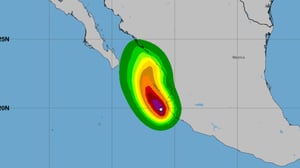 Aunque inicialmente se preveía que Simón ingresara a tierra este día en Jalisco, el pronóstico cambió durante la jornada, y las autoridades meteorológicas prevén ahora un posible impacto hasta el jueves en Sinaloa (noroeste), mientras el ciclón continúa desplazándose paralelo a la costa.