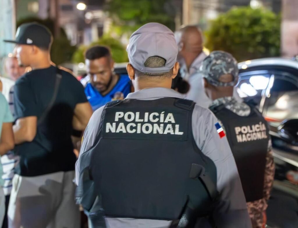 Detienen dos personas a quienes le ocupan 29 tarjetas bancarias y varias armas 16