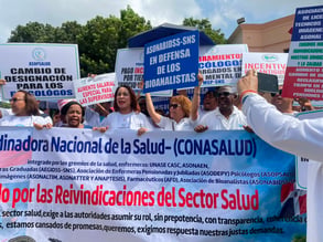 CONASALUD protesta frente al Palacio Nacional por aumento salarial