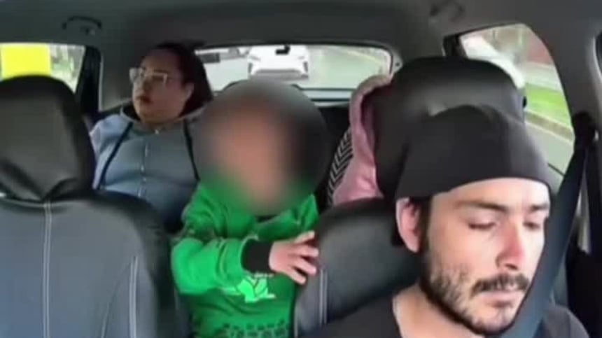 "Es un niño especial": Mujer explota contra taxista porque le pidió calmar a su hijo autista