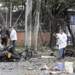 Una de las bombas, que al parecer estaba colocada en una motocicleta, fue activada en el barrio de Meléndez y la otra en el Manuela Beltrán.