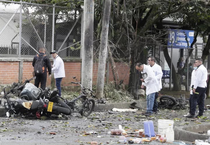 Una de las bombas, que al parecer estaba colocada en una motocicleta, fue activada en el barrio de Meléndez y la otra en el Manuela Beltrán.