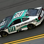 Auto vuela por los aires en medio de la mítica carrera de las 500 millas en Daytona