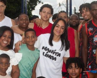 “Manita Linda”, Faride Raful llega al barrio y participa en torneo de baloncesto