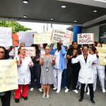 Actualmente, muchos de estos profesionales devengan salarios de alrededor de 40 mil pesos mensuales, lo cual, aseguran, no refleja la carga de trabajo ni la responsabilidad que asumen en el sistema de salud público.