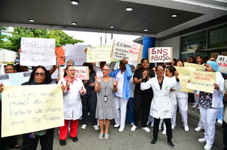 Actualmente, muchos de estos profesionales devengan salarios de alrededor de 40 mil pesos mensuales, lo cual, aseguran, no refleja la carga de trabajo ni la responsabilidad que asumen en el sistema de salud público.