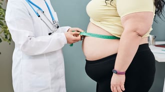 La obesidad y el sobrepeso están asociados a un mayor riesgo de desarrollar enfermedades como diabetes tipo 2, hipertensión, problemas cardiovasculares y ciertos tipos de cáncer.