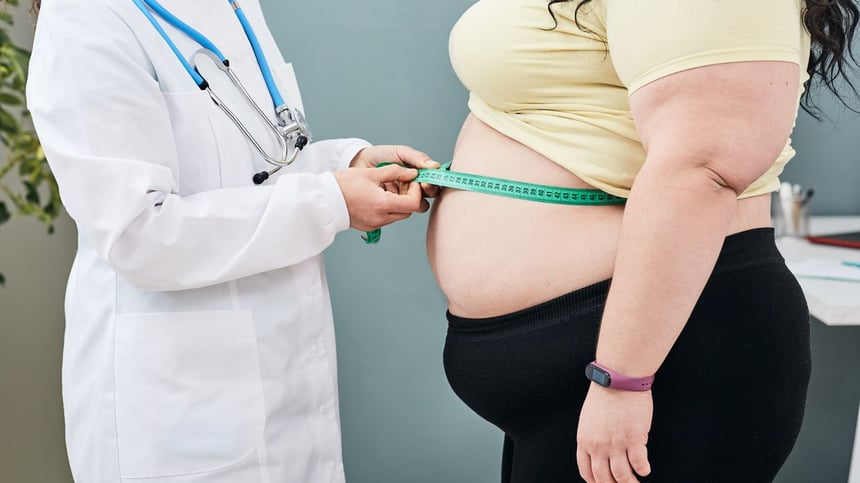La obesidad y el sobrepeso están asociados a un mayor riesgo de desarrollar enfermedades como diabetes tipo 2, hipertensión, problemas cardiovasculares y ciertos tipos de cáncer.