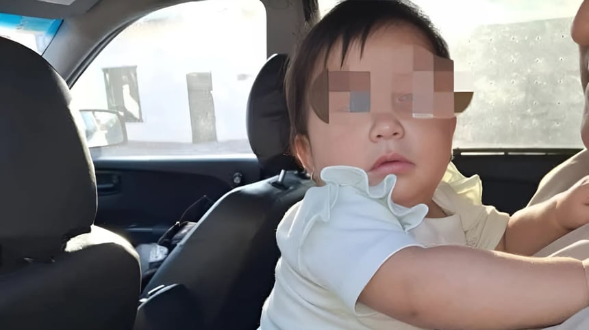 Una bebé fue hallada gateando sola en una carretera tras el brutal asesinato de su madre