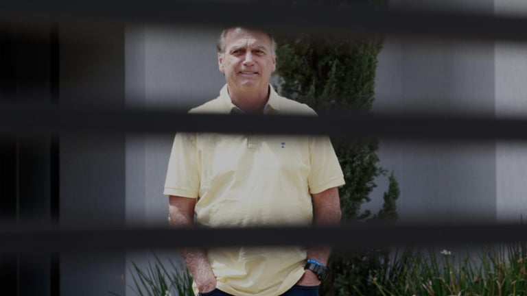 Bolsonaro permanece internado por crisis de hipo y vómitos