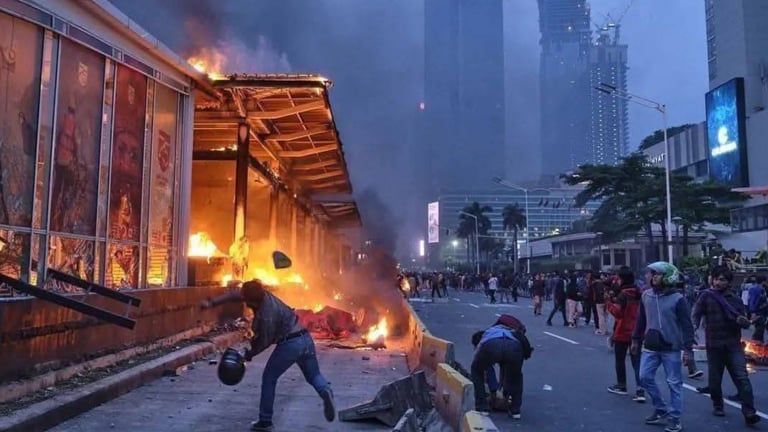 VIDEO: Incendian Congreso en Indonesia tras diputados aprobarse aumento de sueldo millonario