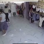 La propietaria explicó que una de las sospechosas vestía una falda amplia, la cual utilizaba para ocultar los pantalones, introduciéndolos debajo de la prenda sin levantar sospechas.