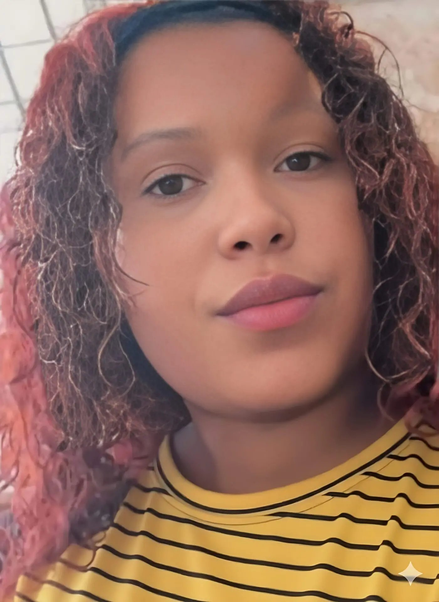 La joven, que deja en la orfandad a tres hijos menores, fue impactada de forma fatal mientras caminaba por el área interna del establecimiento. Las autoridades acudieron al lugar, realizaron el levantamiento del cuerpo e iniciaron una investigación para esclarecer los hechos y determinar las responsabilidades correspondientes.