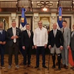 Tras su encuentro en el Palacio Nacional, el grupo también sostuvo reuniones en la Cancillería y posteriormente con legisladores del Congreso Nacional, donde reiteraron el interés de Washington en reforzar la cooperación con Santo Domingo.
