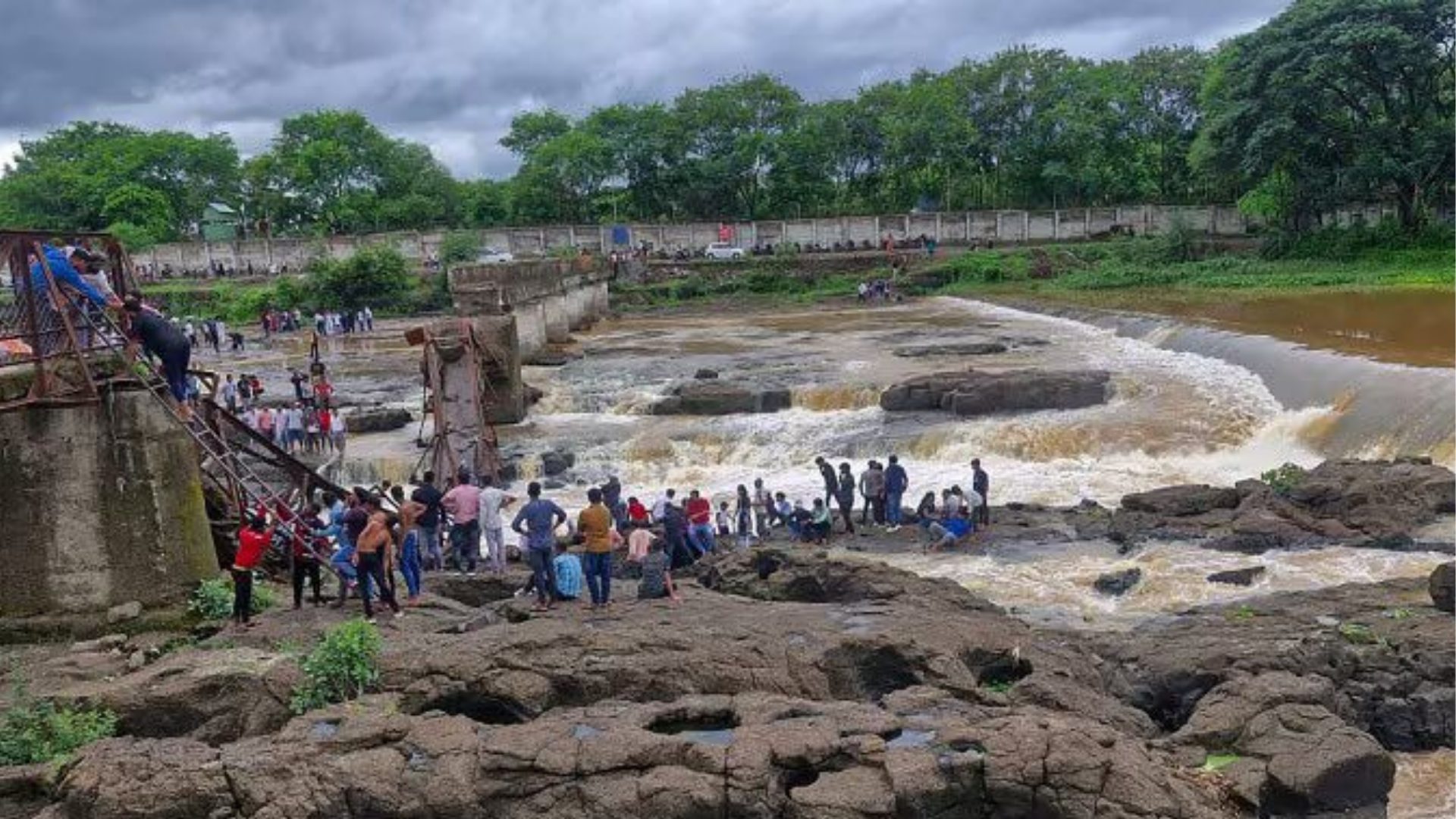 VIDEO: Al menos dos muertos en la India tras colapso de un puente
