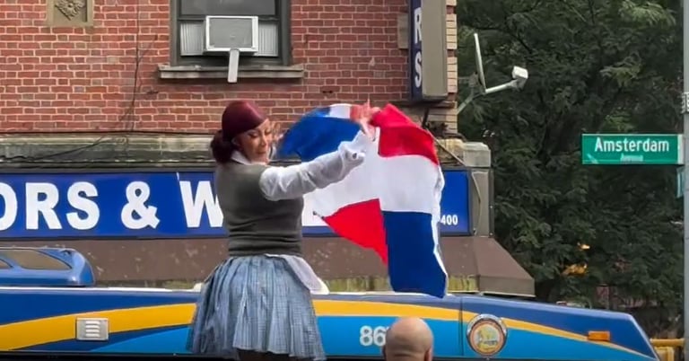 Con bandera tricolor en mano, Cardi B paraliza avenida en Nueva York