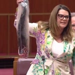 Senadora australiana protesta con un salmón muerto contra la cría industrial en Tasmania