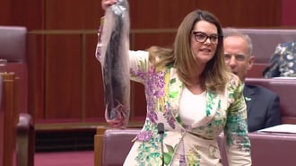 Senadora australiana protesta con un salmón muerto contra la cría industrial en Tasmania