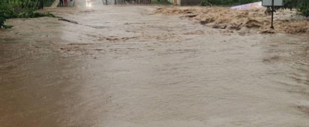 VIDEO: Crecida de ríos provoca inundaciones en Gaspar Hernández, provincia Espaillat 12
