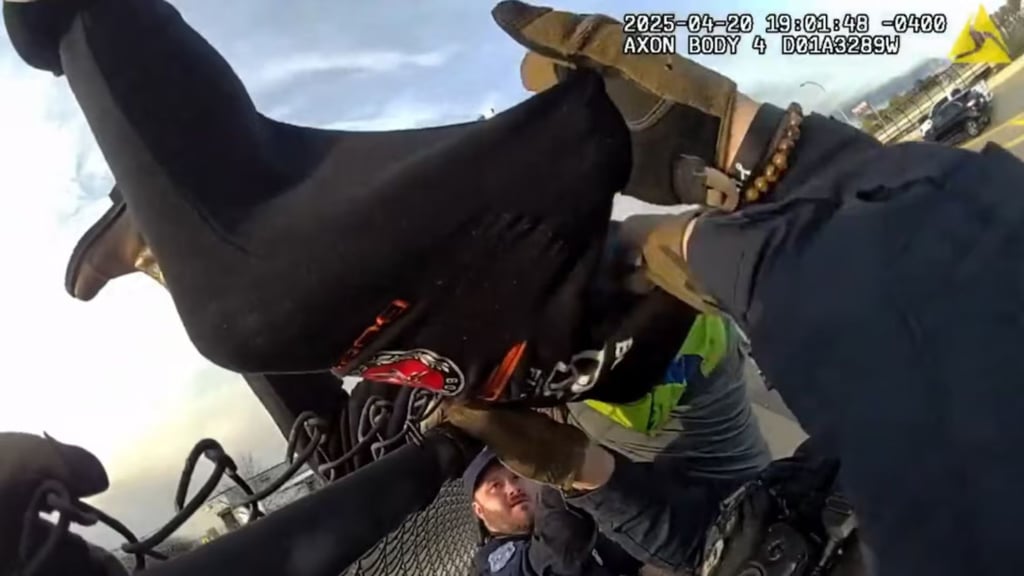 VIDEO: Así la policía de Warren detuvo un intento de suicidio en pleno Domingo de Pascua