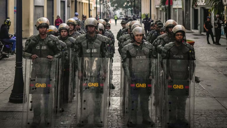 Militares en las calles de Caracas revelan nerviosismo del régimen de Maduro