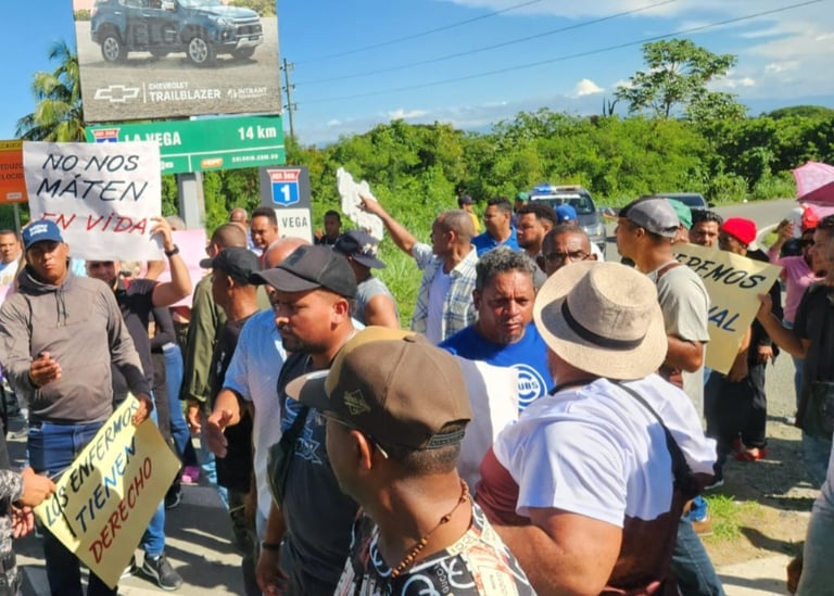 VIDEO: Residentes del Pino protestan contra cierre de entrada por la Autopista Duarte