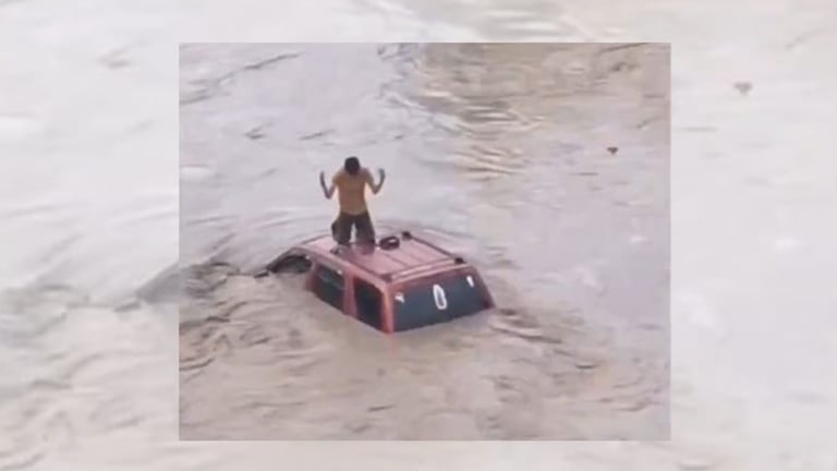 Clama a Dios, joven atrapado en inundación