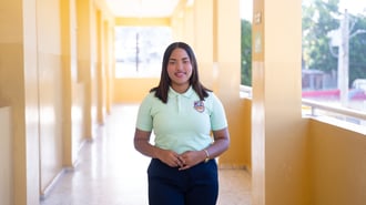 Gobierno lanza “Estudiante de la Semana” y reconoce a dos alumnas dominicanas
