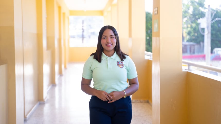 Gobierno lanza “Estudiante de la Semana” y reconoce a dos alumnas dominicanas
