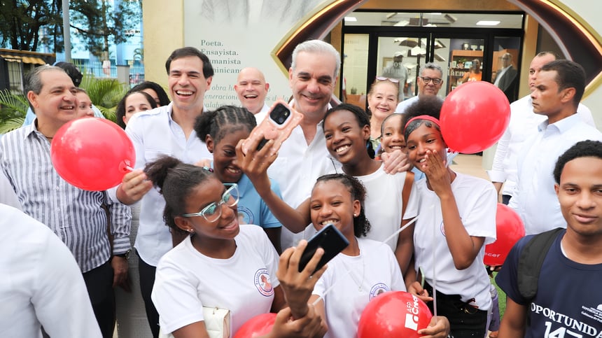 “Si no se lee, no se aprende”: Abinader destaca importancia de la lectura durante recorrido por la Feria del Libro