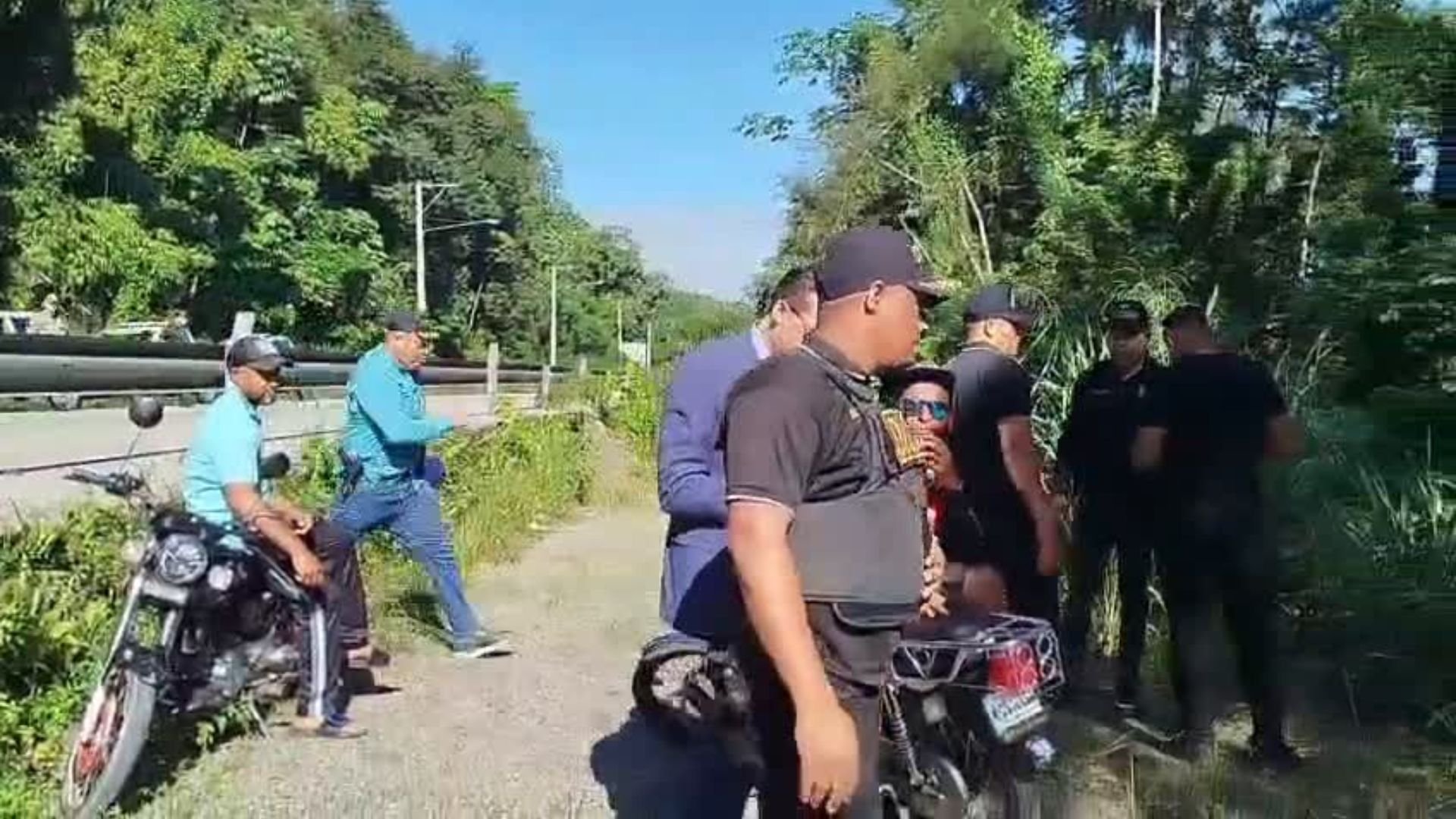 De acuerdo con las informaciones preliminares, el cadáver corresponde aparentemente a un hombre, aunque hasta el momento las autoridades no han confirmado su identidad ni las causas de su muerte.