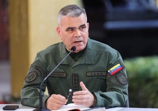 Agresión de EE.UU. EE.UU. ya desde hace varios meses mantiene desplegada una fuerza militar significativa frente a las costas de Venezuela y realiza bombardeos contra lanchas en el Caribe, justificando sus acciones como parte de la lucha antidrogas.