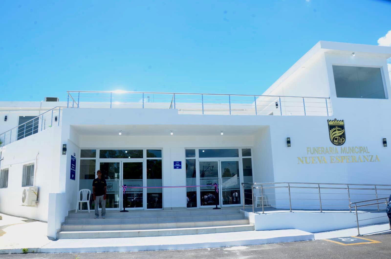 Alcaldía SDN inaugura moderna funeraria municipal en Guaricanos