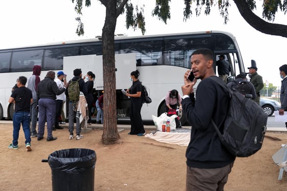 Migrantes esperan su turno para subir a un bus, este miércoles en San Ysidro, San Diego (Estados Unidos). EFE/ Manuel Ocaño