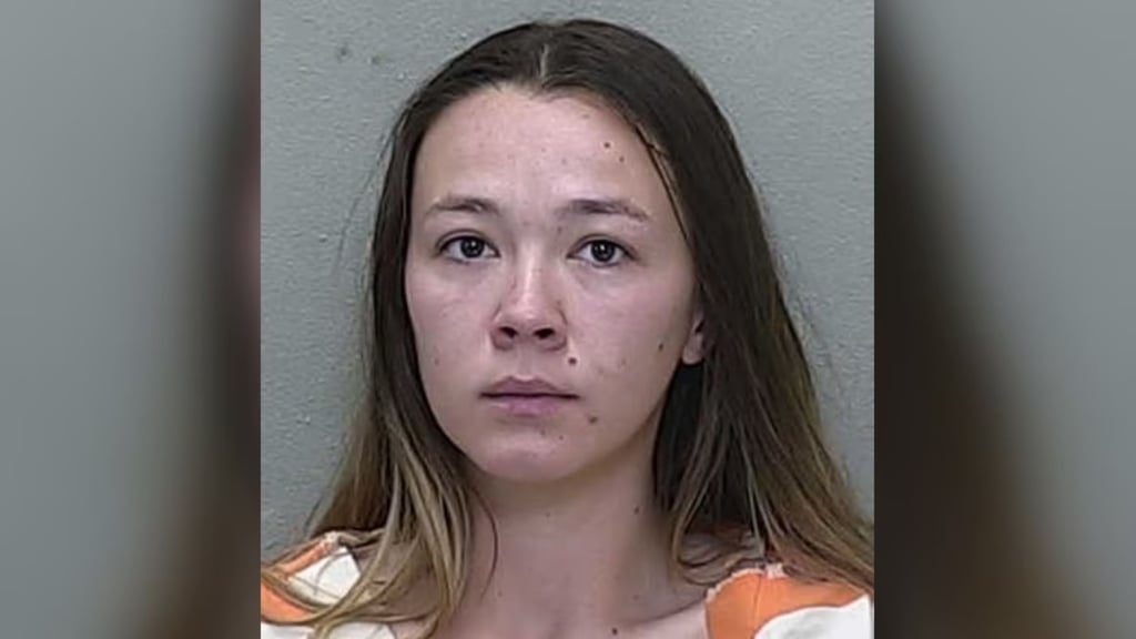 Arrestan a mujer de Florida que abusó sexualmente de su perro y vendió el video en internet