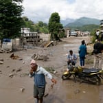 Al menos 16 muertos y 400 sin contacto en Nepal tras una riada en la frontera con China