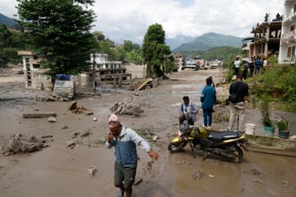 Al menos 16 muertos y 400 sin contacto en Nepal tras una riada en la frontera con China