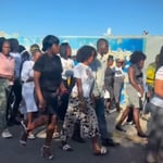 Imágenes del sepelio, difundidas ampliamente en redes sociales, muestran a decenas de personas acompañando el cortejo fúnebre, lo que ha sido interpretado por algunos sectores como evidencia del incremento de ciudadanos haitianos en localidades como Angelina, el municipio de Cevicos y el distrito municipal de Platanal.