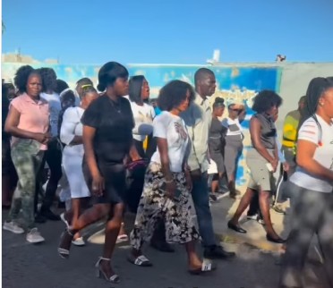 Imágenes del sepelio, difundidas ampliamente en redes sociales, muestran a decenas de personas acompañando el cortejo fúnebre, lo que ha sido interpretado por algunos sectores como evidencia del incremento de ciudadanos haitianos en localidades como Angelina, el municipio de Cevicos y el distrito municipal de Platanal.