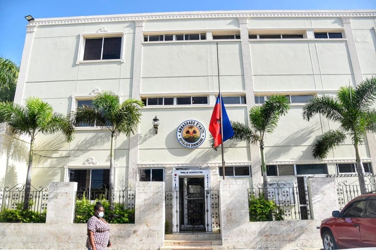 Embajada de Haití rodeada de basura y orina en pleno Distrito Nacional