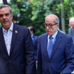 Luis Abinader Corona, Presidente de la República Dominicana y Max Puig, Vicepresidente Ejecutivo del Consejo Nacional para el Cambio Climático y Mecanismo de Desarrollo Limpio (CNCCMDL)