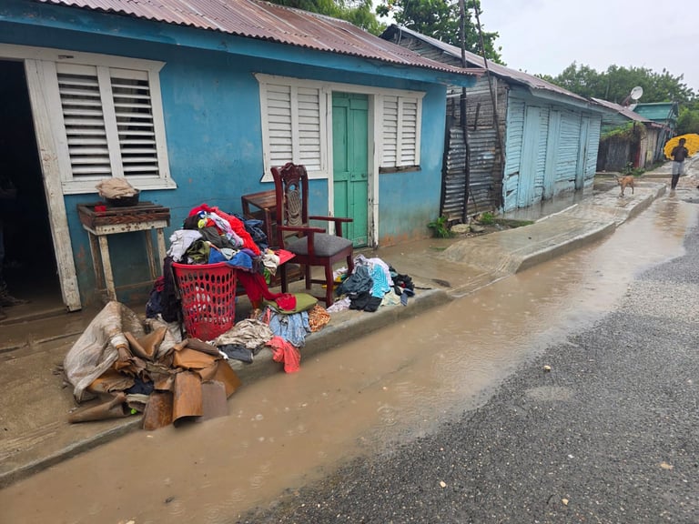 Aumentan a 175 las viviendas inundadas por las lluvias en Azua