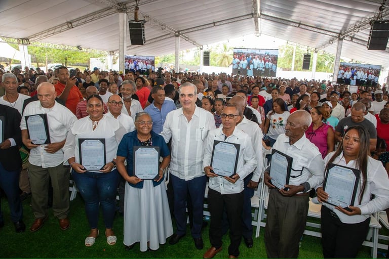 Gobierno entrega más de dos mil títulos de propiedad en Palmarejo, municipio de Los Alcarrizos