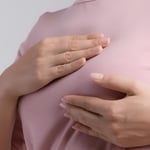 Sin embargo, de acuerdo con la Organización Mundial de la Salud (OMS), alrededor del 80 % de los casos de cáncer de mama se presenta en mujeres que no tienen factores de riesgo modificables identificables, aparte del sexo y la edad.