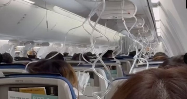 Testigos a bordo reportaron gritos, pánico, y el despliegue inmediato de máscaras de oxígeno, mientras el avión perdía altitud en segundos.