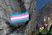 Bandera trans gigante desafía a los transfóbicos de Trump