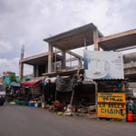 La situación también afecta a residentes de la calle La Altagracia, en Sabana Perdida, Santo Domingo Norte, donde la vía presenta un avanzado estado de deterioro. Los comunitarios solicitan su asfaltado y acondicionamiento.